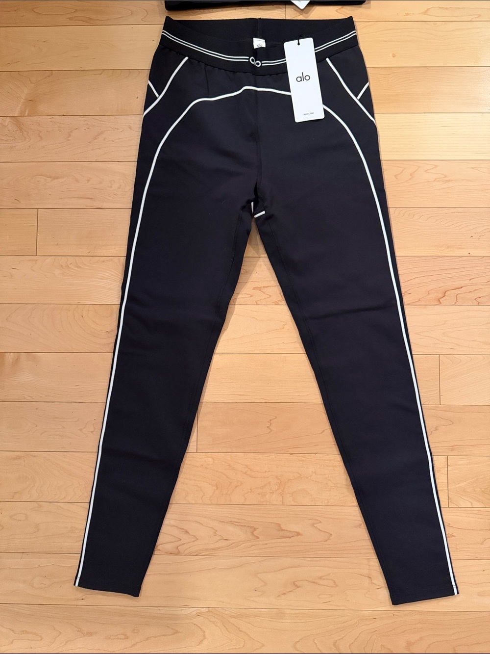 NWT ALO Yoga Airbrush Heart Throb Leggings & Sports Bra Set in black - Picture 2 of 6